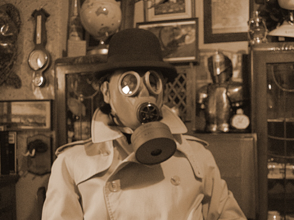 チェコ軍のガスマスクとアクアスキュータムのトレンチコートで変な紳士