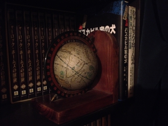 本棚をヴンダーカンマー的に飾る：アンティーク風地球儀のブックエンド（ブックスタンド）